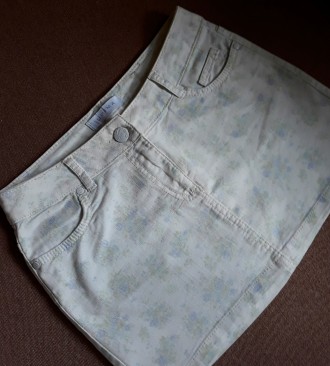 Продам женскую коротенькую джинсовую юбочку в нежном цветочном принте марки AMIS. . фото 6