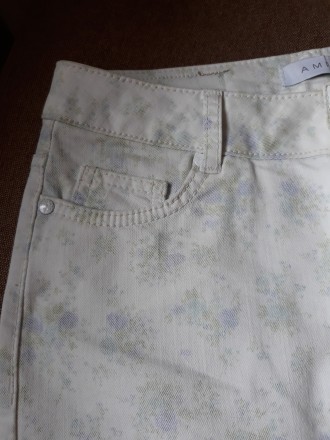 Продам женскую коротенькую джинсовую юбочку в нежном цветочном принте марки AMIS. . фото 9