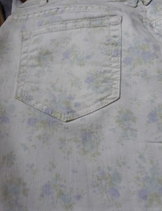 Продам женскую коротенькую джинсовую юбочку в нежном цветочном принте марки AMIS. . фото 4