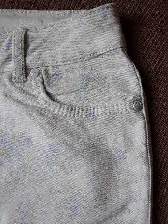 Продам женскую коротенькую джинсовую юбочку в нежном цветочном принте марки AMIS. . фото 10