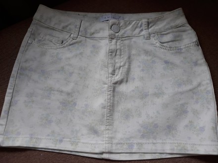 Продам женскую коротенькую джинсовую юбочку в нежном цветочном принте марки AMIS. . фото 12