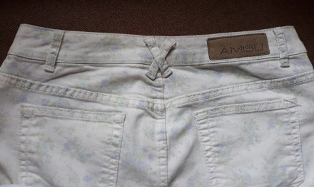 Продам женскую коротенькую джинсовую юбочку в нежном цветочном принте марки AMIS. . фото 3
