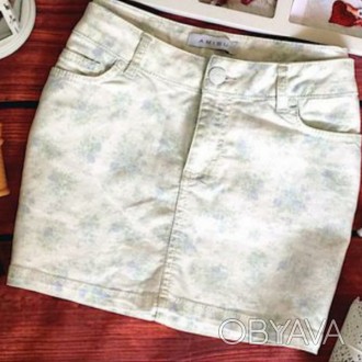 Продам женскую коротенькую джинсовую юбочку в нежном цветочном принте марки AMIS. . фото 1