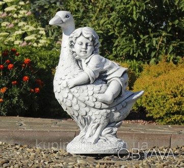 Мальчик на гусе – оригинальная садовая фигура в сером цвете станет хорошим допол. . фото 1