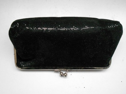 Черный блестящий кошелек косметичка с застежкой «поцелуйчик»
Размер:  17 х 10 с. . фото 3