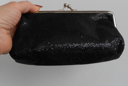 Черный блестящий кошелек косметичка с застежкой «поцелуйчик»
Размер:  17 х 10 с. . фото 6