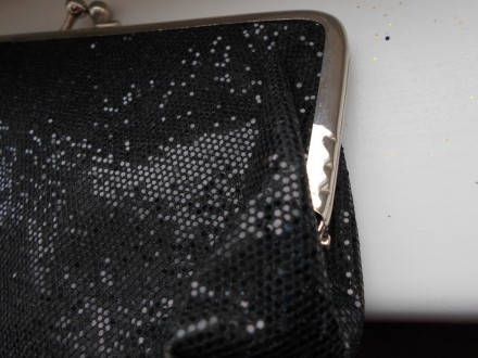 Черный блестящий кошелек косметичка с застежкой «поцелуйчик»
Размер:  17 х 10 с. . фото 9