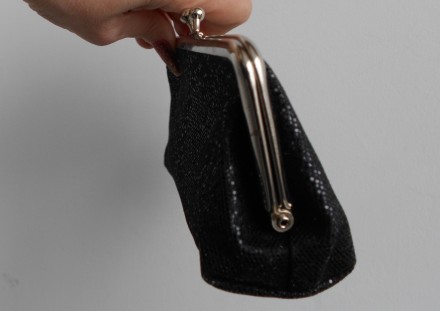 Черный блестящий кошелек косметичка с застежкой «поцелуйчик»
Размер:  17 х 10 с. . фото 7