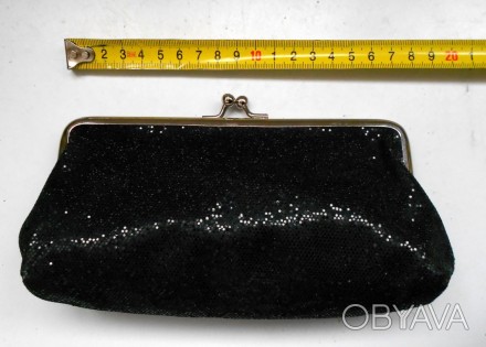 Черный блестящий кошелек косметичка с застежкой «поцелуйчик»
Размер:  17 х 10 с. . фото 1