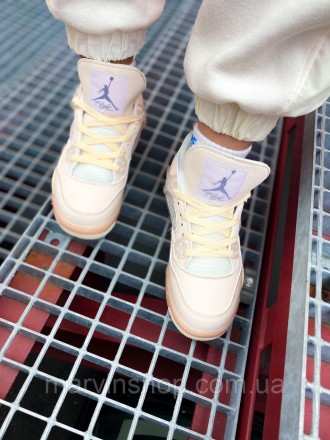 Кроссовки женские бежевые Nike Air Jordan 4 Retro 
Потрясающие женские кроссовки. . фото 3