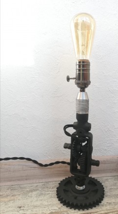 Кастомні лофт світильники
Настільний світильник виготовлений зі старої ручної д. . фото 5