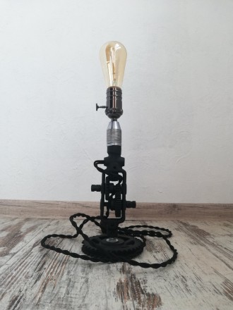 Кастомні лофт світильники
Настільний світильник виготовлений зі старої ручної д. . фото 2