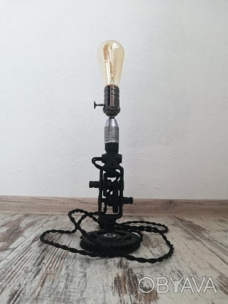 Кастомні лофт світильники
Настільний світильник виготовлений зі старої ручної д. . фото 1