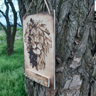 Ключница из дерева ручной работы из дерева с выжженым изображением льва (пирогра. . фото 3