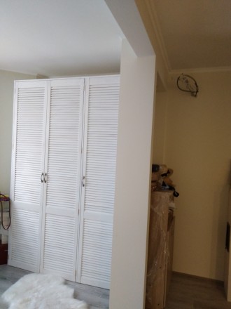 монтаж шкафов и установка жалюзийных дверей, в гардеробной, в сан узел, на балко. . фото 5