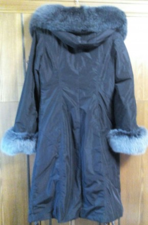 Женское зимнее пальто
цвет черный
размер 48

Зимнее пальто с натуральным мех. . фото 3