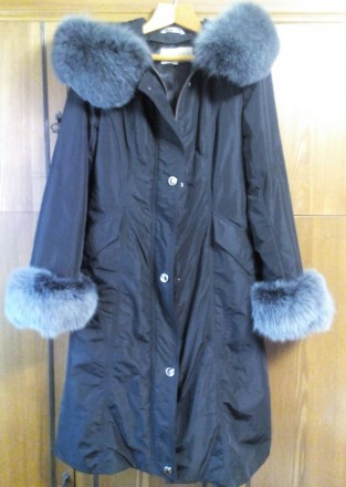 Женское зимнее пальто
цвет черный
размер 48

Зимнее пальто с натуральным мех. . фото 2