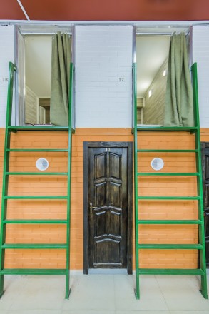 https://www.adagio-hostel.com.ua/
В хостеле находится отдельный этаж с капсульн. Новая Дарница. фото 9