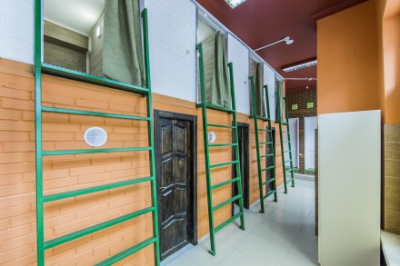 https://www.adagio-hostel.com.ua/
В хостеле находится отдельный этаж с капсульн. Новая Дарница. фото 5