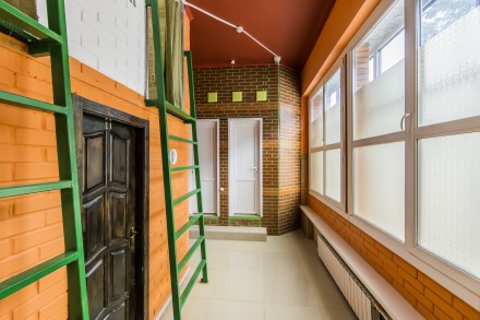 https://www.adagio-hostel.com.ua/
В хостеле находится отдельный этаж с капсульн. Новая Дарница. фото 7
