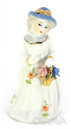Статуэтка Девушка с цветами фарфор (12,5х6х5,5 см). . фото 1