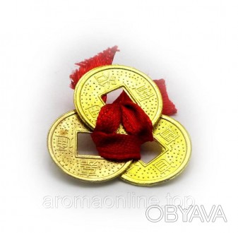 Монеты (3 шт)(1,5см) в кошелек золотые красная ленточка (100 шт/уп). . фото 1