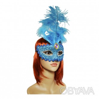 Издавна венецианские маски использовались для баллов и карнавалов. Люди с помощь. . фото 1