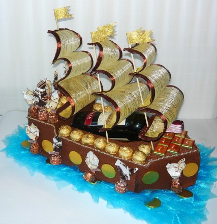 Корабль из конфет с мужским характером будет отличным подарком на корпоратив, де. . фото 2