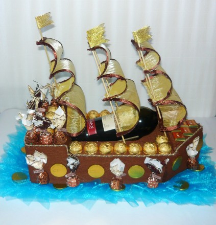 Корабль из конфет с мужским характером будет отличным подарком на корпоратив, де. . фото 3