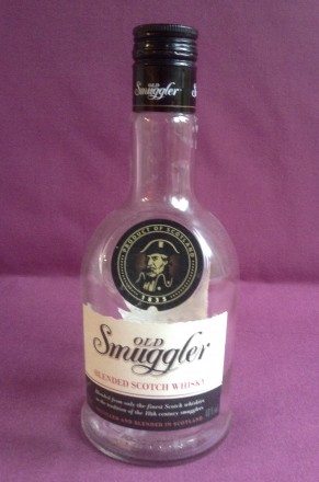 Бутылка от алкоголя Старый контрабандист.
Виски Old Smuggler. Стекло.
Высота 2. . фото 2