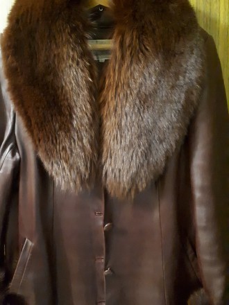 Продам кожаное пальто с воротником-58р . Цвет -темно-бордовый ближе к коричневом. . фото 3