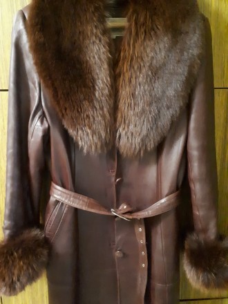 Продам кожаное пальто с воротником-58р . Цвет -темно-бордовый ближе к коричневом. . фото 2