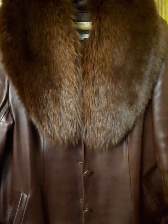 Продам кожаное пальто с воротником-58р . Цвет -темно-бордовый ближе к коричневом. . фото 6