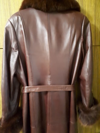 Продам кожаное пальто с воротником-58р . Цвет -темно-бордовый ближе к коричневом. . фото 4