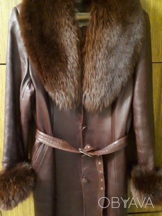 Продам кожаное пальто с воротником-58р . Цвет -темно-бордовый ближе к коричневом. . фото 1