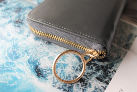 Женский удобный кожаный кошелек серого цвета
Стильный дизайн, отличное качество,. . фото 3