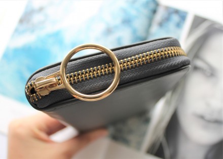 Женский удобный кожаный кошелек серого цвета
Стильный дизайн, отличное качество,. . фото 4
