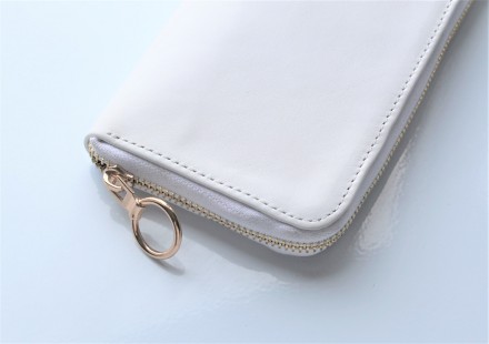 Женский кожаный кошелек белый
Стильный дизайн, отличное качество, итальянская на. . фото 2