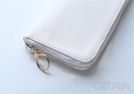 Женский кожаный кошелек белый
Стильный дизайн, отличное качество, итальянская на. . фото 1