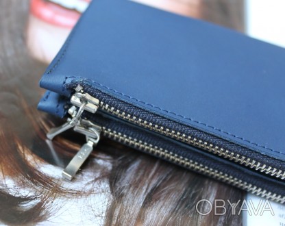 Женский удобный кожаный кошелек синего цвета
Стильный дизайн, отличное качество,. . фото 1