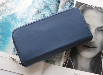 Женский удобный кожаный кошелек синего цвета
Стильный дизайн, отличное качество,. . фото 2