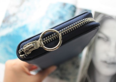 Женский удобный кожаный кошелек синего цвета
Стильный дизайн, отличное качество,. . фото 3