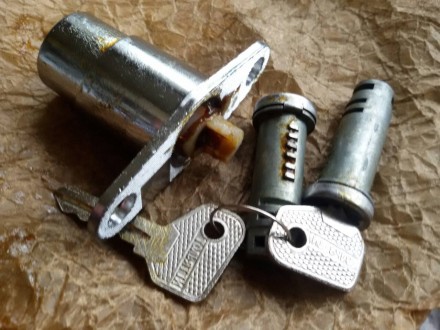 Замок багажника и две дверные личинки с ключами на ВАЗ 2101. СССР. Производство . . фото 4