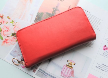 Женский кожаный кошелек красный
Стильный дизайн, отличное качество, итальянская . . фото 2