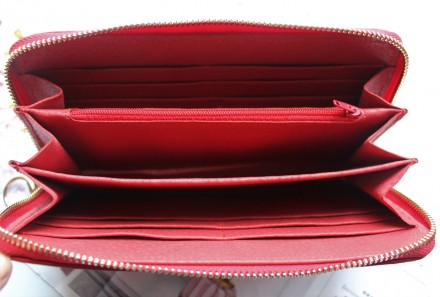 Женский кожаный кошелек красный
Стильный дизайн, отличное качество, итальянская . . фото 3