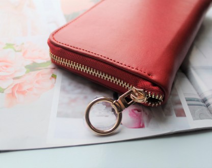 Женский кожаный кошелек красный
Стильный дизайн, отличное качество, итальянская . . фото 4