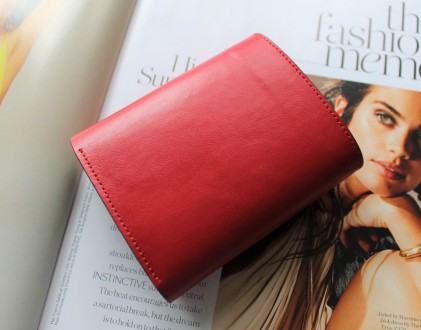 Женский кожаный кошелек красный
Женский стильный кошелек из натуральной кожи.
Ко. . фото 9