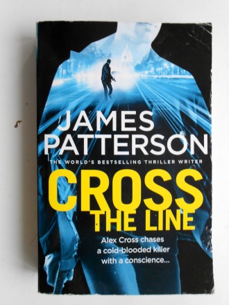 Книга на английском Cross the Line  James Patterson
Мягкая обложка,  392 страни. . фото 2