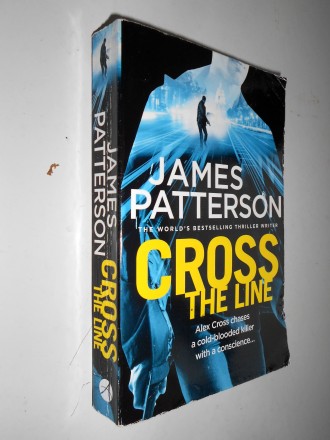 Книга на английском Cross the Line  James Patterson
Мягкая обложка,  392 страни. . фото 3