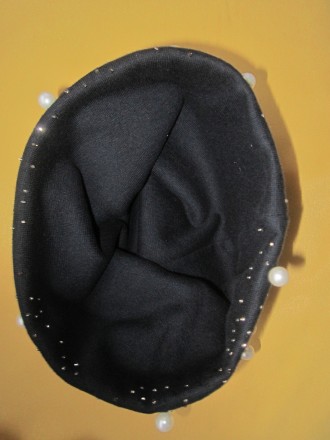 Новая шапка с декоративным жемчугом и камешками. Цвет - черный, ткань идет в 2 с. . фото 5